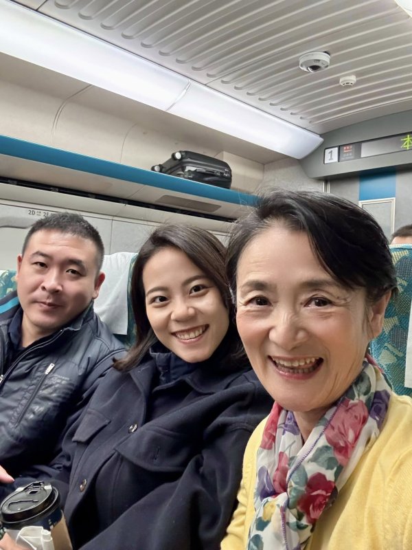 台南女警鄭詠心（中）陪同譚艾珍巡迴反詐宣傳  圖/譚艾珍臉書翻攝