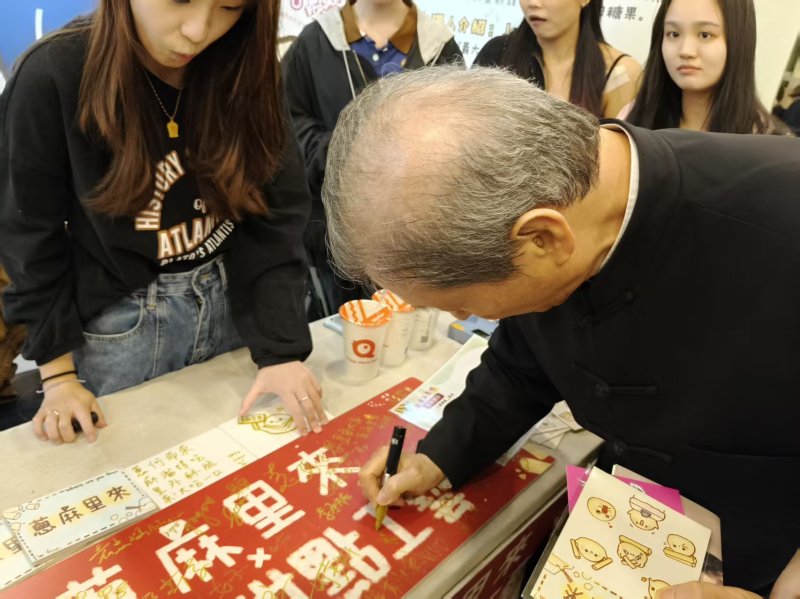 張安樂參訪世新大學畢業展與現場學生互動交流。(圖/主辦單位提供) 張安樂參訪世新大學畢業展與現場學生互動交流。(圖/主辦單位提供)