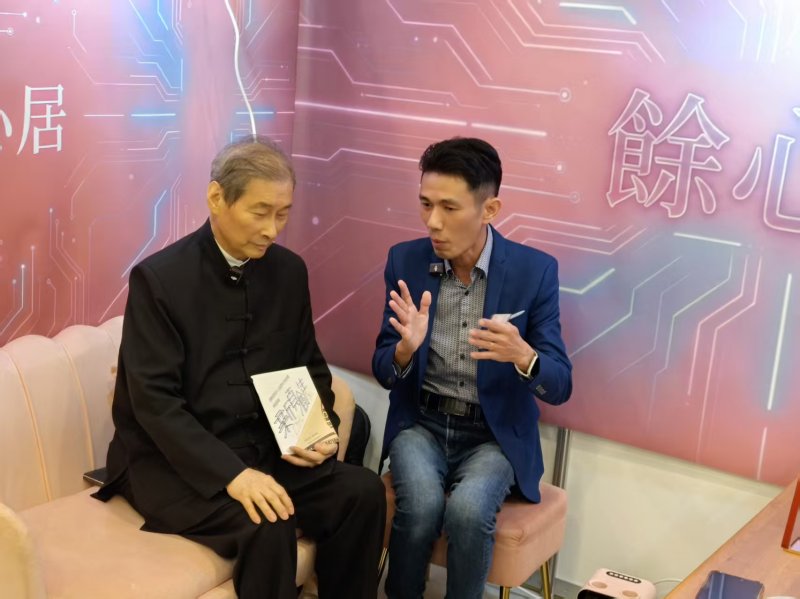 張安樂參訪世新大學畢業展與現場學生互動交流。(圖/主辦單位提供) 張安樂參訪世新大學畢業展與現場學生互動交流。(圖/主辦單位提供)