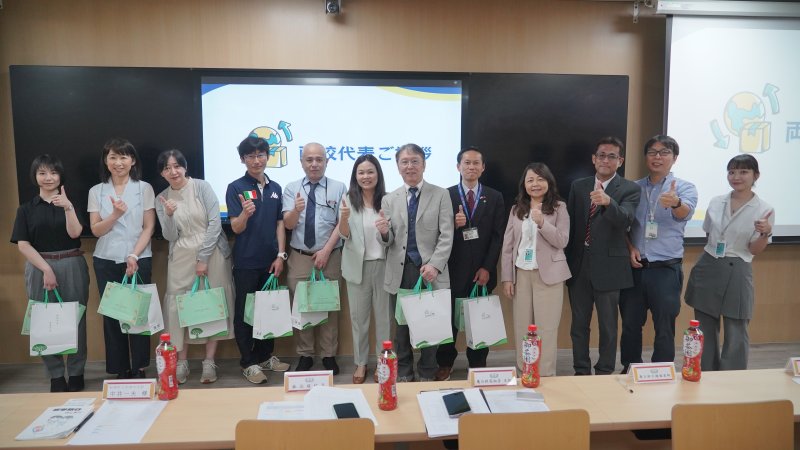 樹人醫專林品瑄校長(右7)致贈和寒中學師長們紀念品