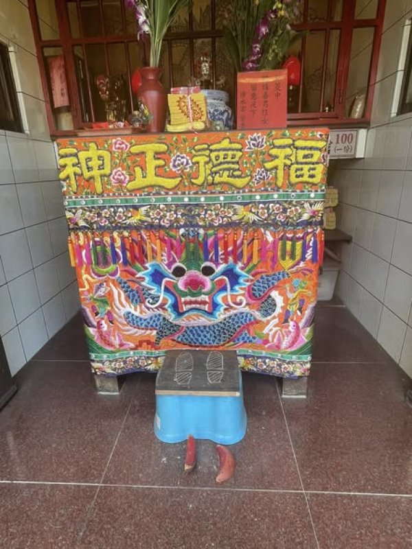 5月17日拍攝畫面，杯筊仍立於神桌前方，歷經有感地震後依然未倒。