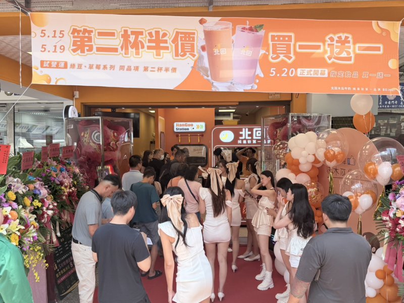 打卡送果飲 吸引了許多民眾 圖/劉子安攝