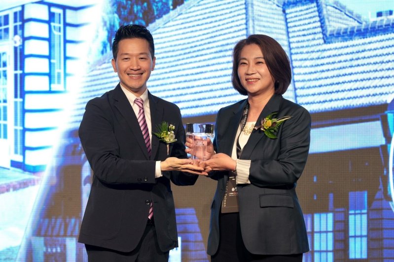周春米縣長（右）獲頒國土建設特別貢獻將，頒將人總統府副祕書長何志偉（左）