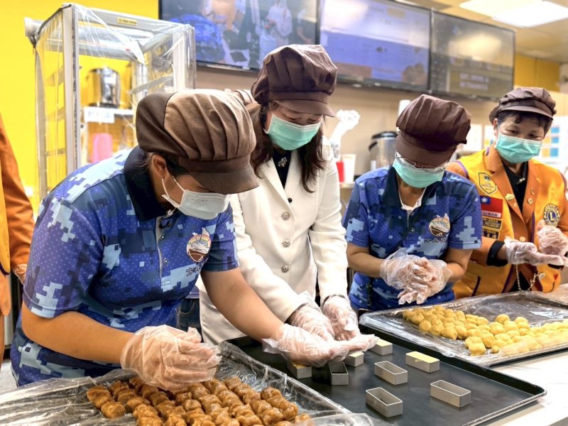 國際獅子會300E-5區總監陳婉琪在身障夥伴的帶領下，親手體驗製作鳳梨酥，近距離感受身障職人的專業與用心