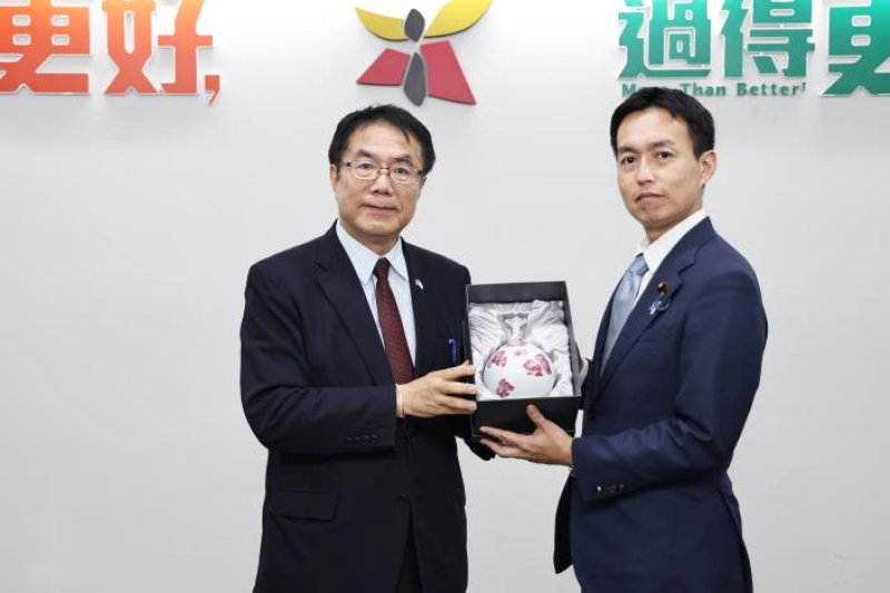 黃偉哲市長致贈禮品予日本自民黨青年局長平沼正二郎