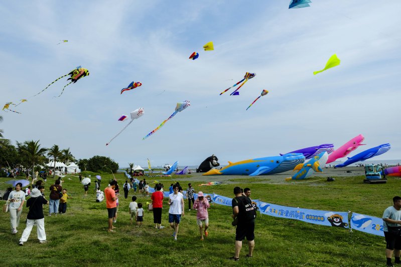 高雄市政府推出「旗津X哈瑪星盛夏優惠券」活動首個週末適逢「2026旗津風箏節暨氣墊水樂園」及演唱會活動接力登場，共吸引超過10萬人次走訪旗津及哈瑪星商圈，帶動觀光、交通及商圈消費全面升溫