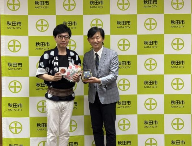 葉澤山副市長贈送紀念品給秋田市沼谷純市長