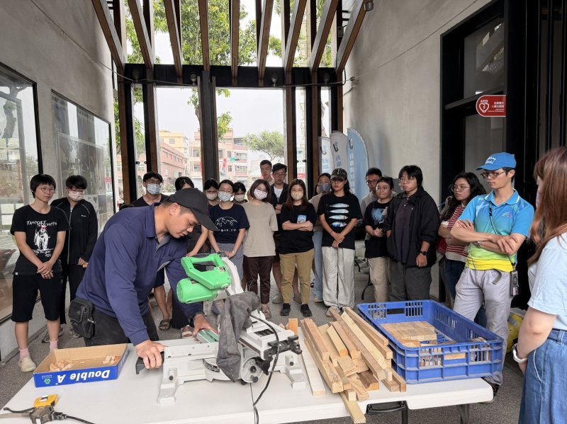 嘉義市青年將廢材製作成家的城市 
