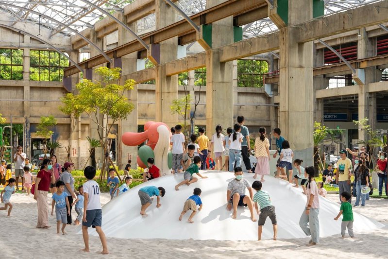 高雄親子遊樂園區開幕人潮盛況 高雄親子遊樂園區開幕人潮盛況