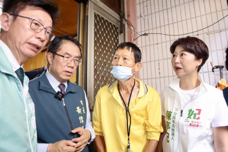 市長黃偉哲率領市府團隊前往玉井探視獨居長輩