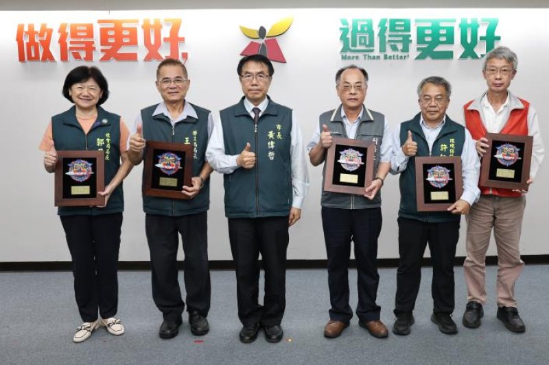 黃偉哲指出,中秋節即將到來,邀請各機關團體如有節慶送禮需求,可優先選購庇護工場禮盒 黃偉哲指出,中秋節即將到來,邀請各機關團體如有節慶送禮需求,可優先選購庇護工場禮盒