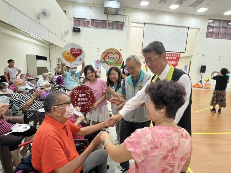親切關懷長輩身心健康 親切關懷長輩身心健康