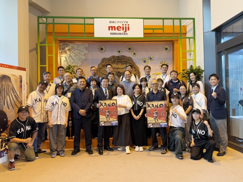 黃敏惠市長與少爺劇場營運公司社長越智陽一及演員合影 黃敏惠市長與少爺劇場營運公司社長越智陽一及演員合影