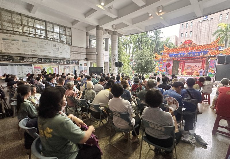 左營樂齡歌仔戲坊於左營國小公演，以戲傳法，新編「果香潤心田」。（照片提供/主辦單位）