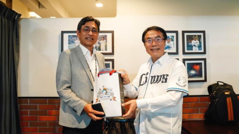 黃偉哲市長致贈埼玉西武獅球團社長奥村剛臺南特色伴手禮，並邀請奥村社長再次造訪臺