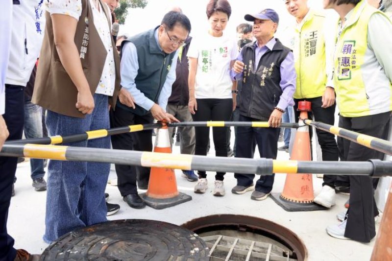 台南市長黃偉哲今（18）日前往新營區視察「新營建業O幹線雨水下水道第一期工程」