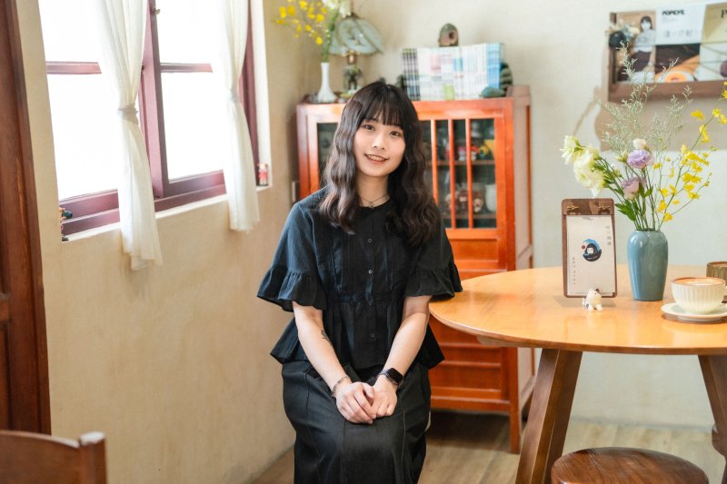 「曦玥咖啡」負責人蘇喬溱以日式喫茶店文化為經營靈感,將老宅空間打造為讓人放慢步調、享受咖啡與手作餐點的休憩場所 「曦玥咖啡」負責人蘇喬溱以日式喫茶店文化為經營靈感,將老宅空間打造為讓人放慢步調、享受咖啡與手作餐點的休憩場所