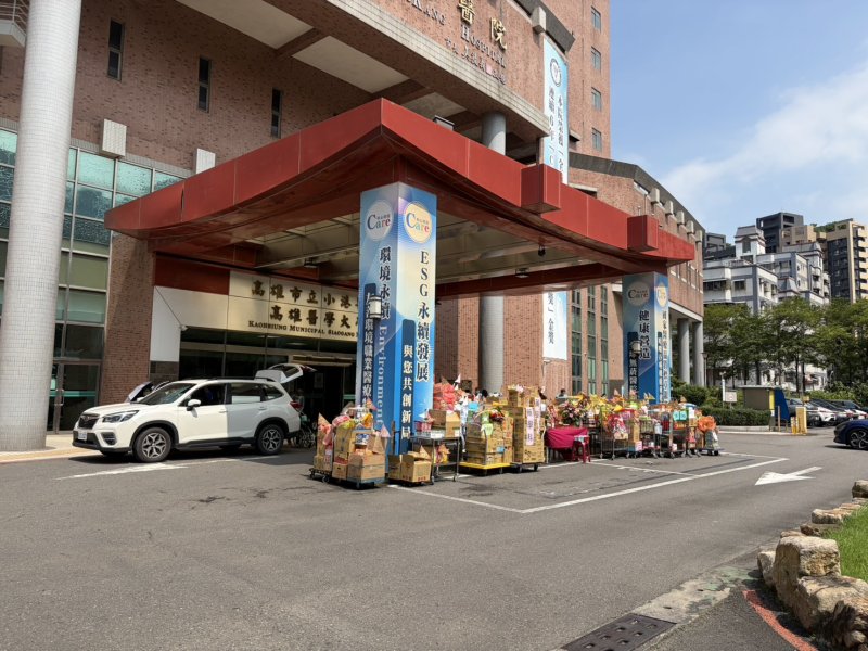 小港醫院 中元普渡醫療物推車當供桌相當有特色    圖/ 劉子安拍攝