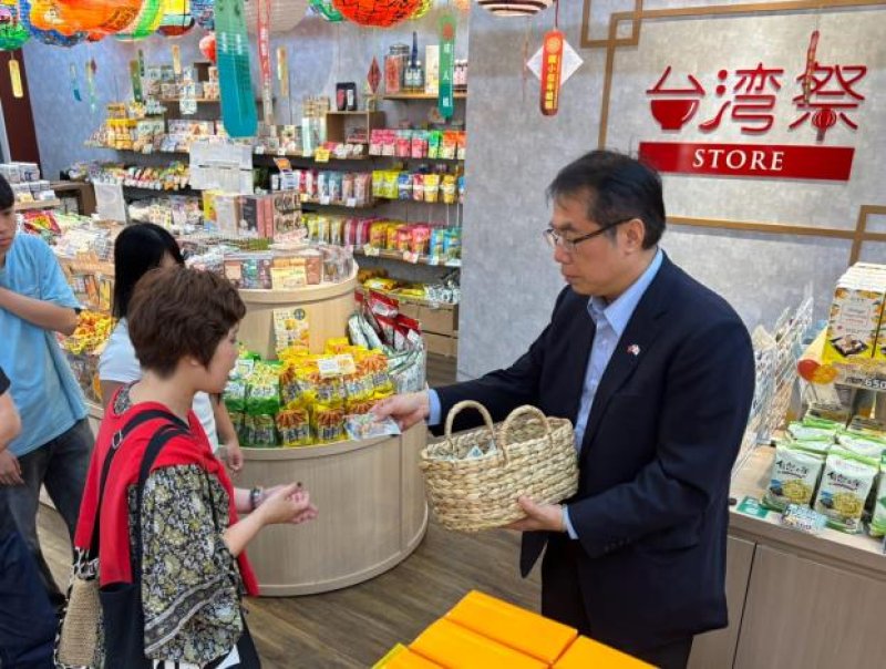 黃市長在「京都台灣祭Store」發放臺南果乾等試吃品