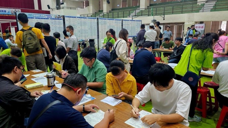 勞工局亦將持續提供各項就業促進與職業訓練的協助