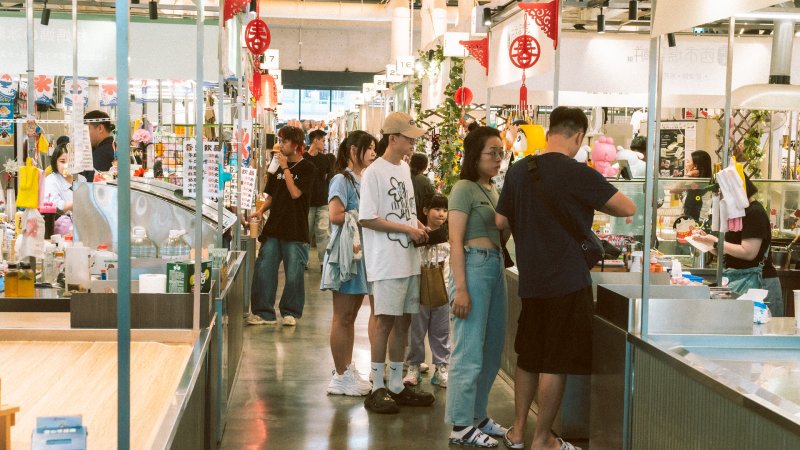 民眾於市集選購商品 民眾於市集選購商品