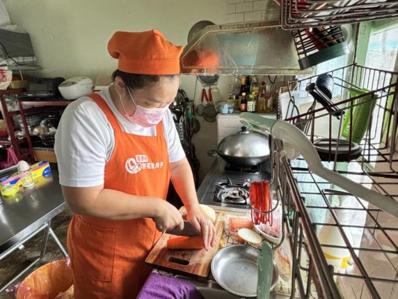 到宅坐月子服務員烹煮月子餐