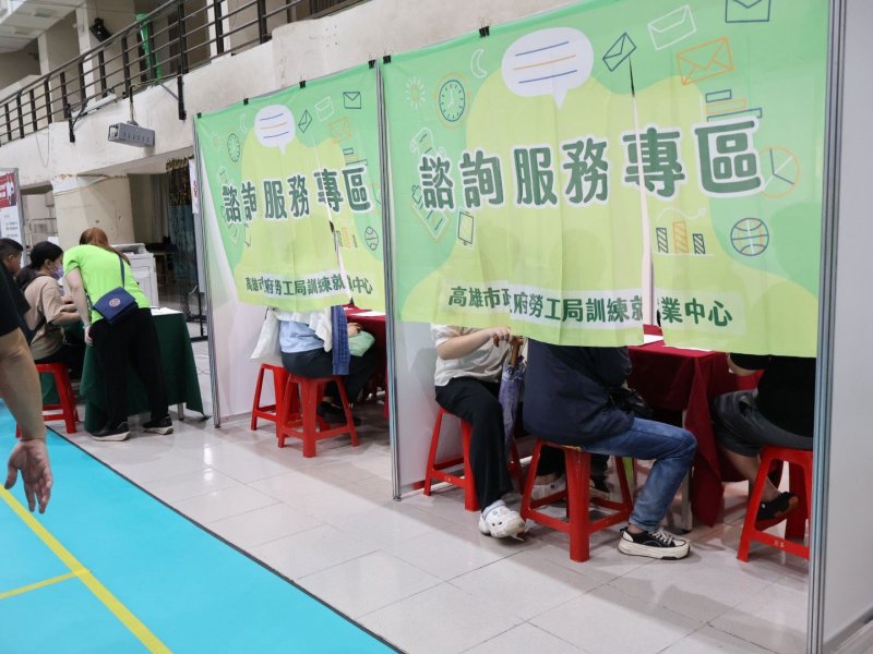 雄市勞工局於(22)日在福誠高中活動中心舉辦「薪動高雄、職得幸福」大型徵才活動