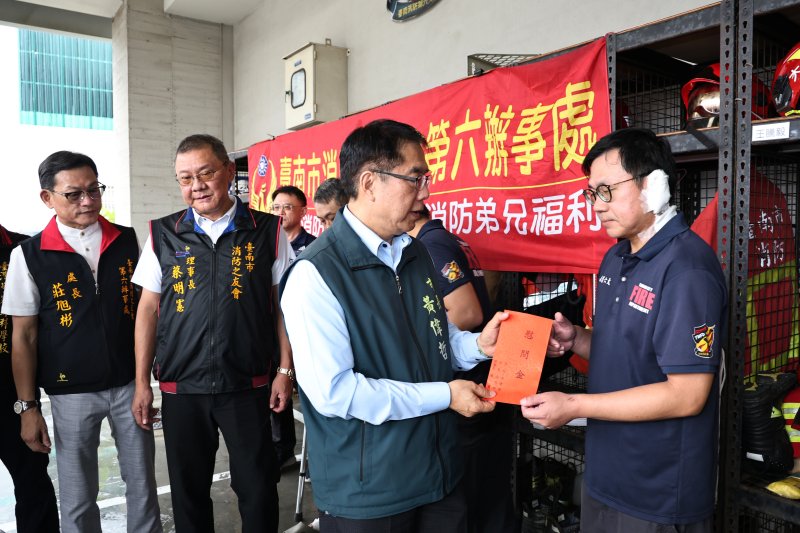 市長黃偉哲今(23)日也特地赴消防局第六救災救護大隊慰問傷員 市長黃偉哲今(23)日也特地赴消防局第六救災救護大隊慰問傷員