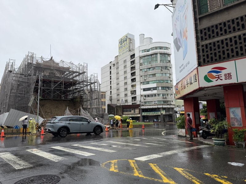 市府已加強周邊警戒與交通疏導，呼籲民眾非必要儘量避開該路段並提前改道