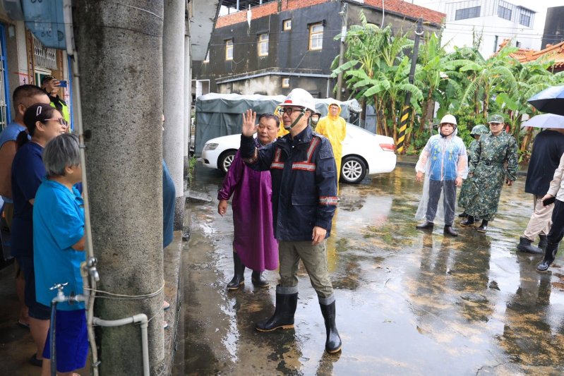 受低壓帶及西南風影響,高雄持續出現強降雨,市長陳其邁趕赴路竹區下坑里大德路,實地視察現場積淹水狀況 受低壓帶及西南風影響,高雄持續出現強降雨,市長陳其邁趕赴路竹區下坑里大德路,實地視察現場積淹水狀況