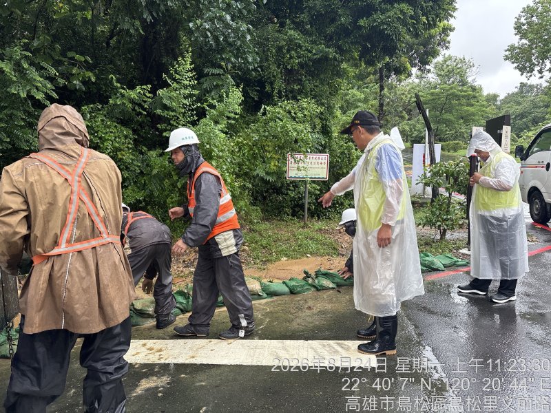 澄清湖文前路後門堆疊沙包，避免豪雨泥水滿溢到路面