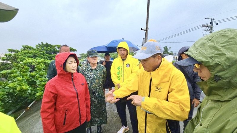 針對枋寮鄉新龍村積淹水問題,縣䆒將與枋寮鄉公所、在地村民及養殖戶進一步協調改善 針對枋寮鄉新龍村積淹水問題,縣䆒將與枋寮鄉公所、在地村民及養殖戶進一步協調改善