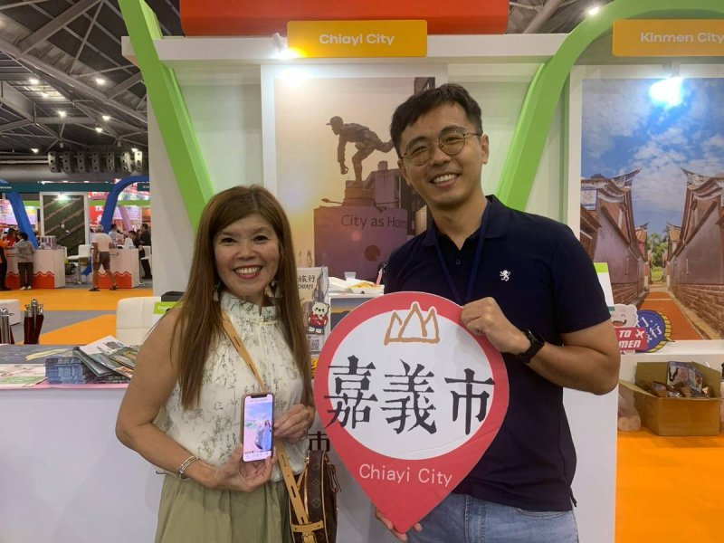 新加坡旅客熱情分享 日前前往嘉義市與大白熊的合影 新加坡旅客熱情分享 日前前往嘉義市與大白熊的合影