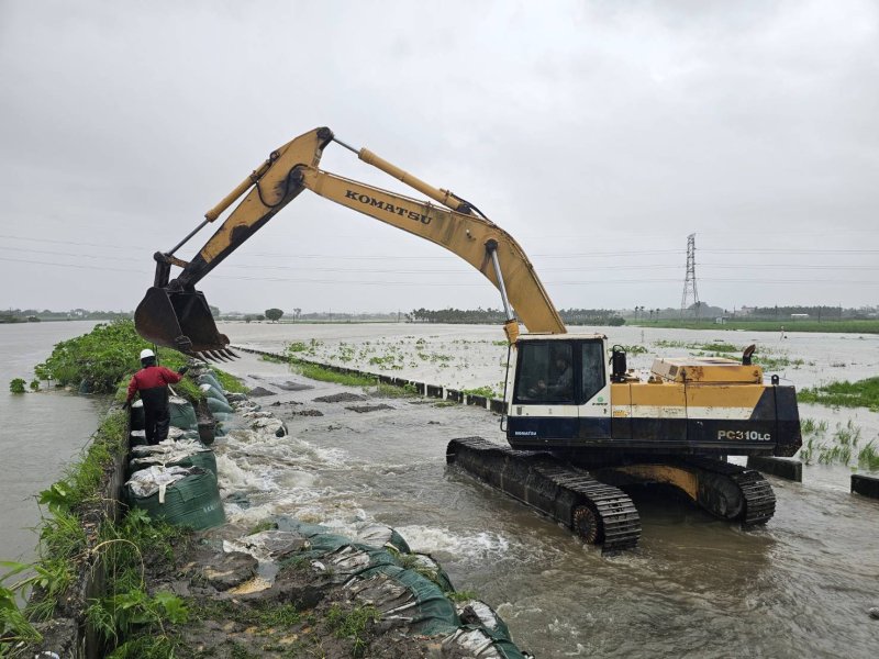 縣府表示，當工程人員冒雨搶修、搶險之際，希望政治口水不要淹沒努力的汗水