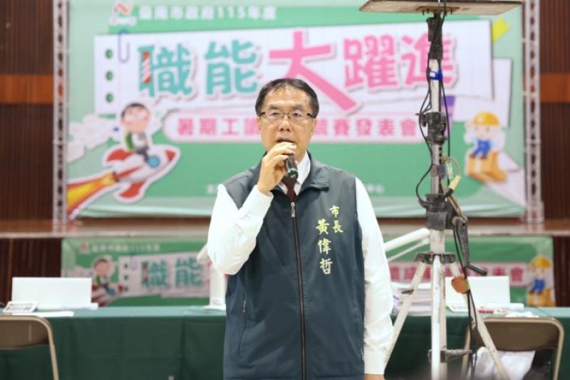 黃偉哲強調,兩個月的工讀時間雖然短暫,但這段工讀經驗卻可能成為大家職涯探索的重要起點 黃偉哲強調,兩個月的工讀時間雖然短暫,但這段工讀經驗卻可能成為大家職涯探索的重要起點