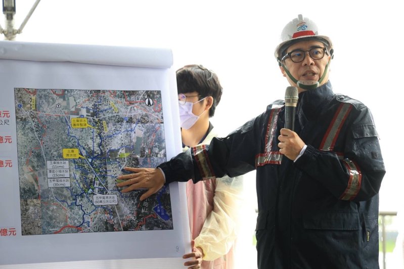 市長陳其邁簡報土庫排水流域改善及永安北溝排水治理計劃,希望中央繼續與地方共同攜手強化防洪靭性,守護家園。 市長陳其邁簡報土庫排水流域改善及永安北溝排水治理計劃,希望中央繼續與地方共同攜手強化防洪靭性,守護家園。
