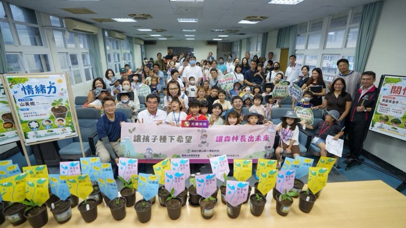 兆豐保險產物股份有限公司副總經理張弘欣（左）贈壽山原生種苗木-黑星紫金牛