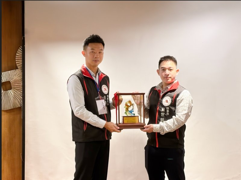 中華房屋品質查驗協會創會理事長蘇世明(右)、新任理事長莊博全(左) 中華房屋品質查驗協會創會理事長蘇世明(右)、新任理事長莊博全(左)