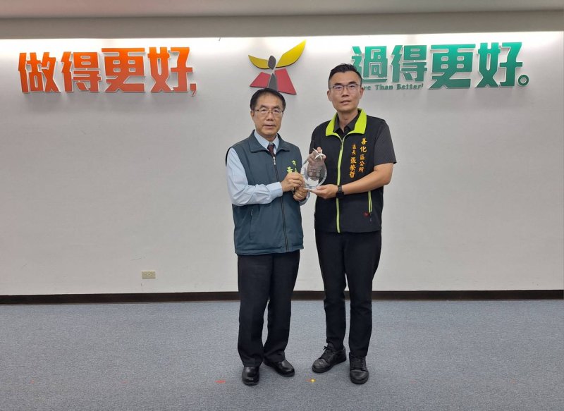 市長黃偉哲除頒獎表揚考核優等公所,亦感謝各區公所團隊長期維護農水路的辛勞 市長黃偉哲除頒獎表揚考核優等公所,亦感謝各區公所團隊長期維護農水路的辛勞