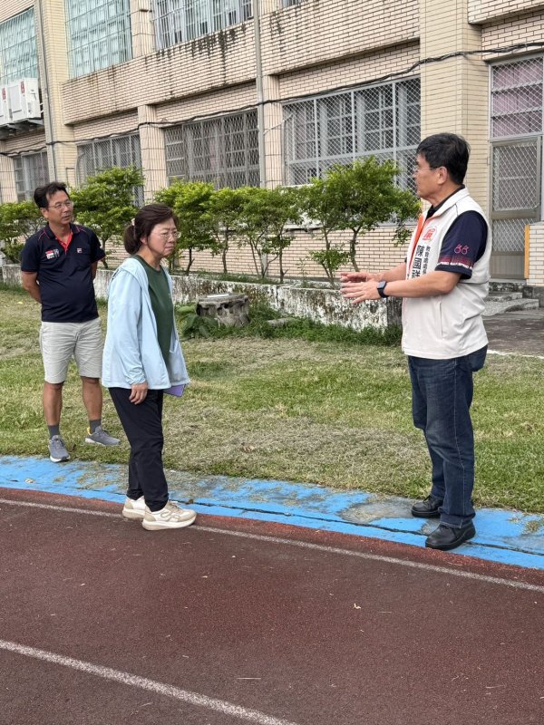 處長視察繁華國小情形