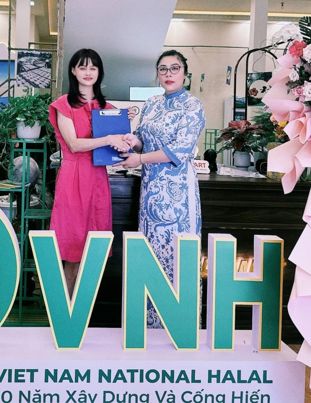 越南清真超市(HALAL MART VIETNAM)近日於富國島設立據點,並舉辦開幕暨合作交流活動。圖為與會代表合影,左起:VNH阮氏瓊梅業務經理兼清真超市經理、越南安江省投資貿易與旅遊促進中心阮越英副主任、越南Heba市場開拓公司何氏芳蓮經理、中華網紅協會鄭儷絲理事長、VNH陳文新疆總經理及團隊。 越南清真超市(HALAL MART VIETNAM)近日於富國島設立據點,並舉辦開幕暨合作交流活動。圖為與會代表合影,左起:VNH阮氏瓊梅業務經理兼清真超市經理、越南安江省投資貿易與旅遊促進中心阮越英副主任、越南Heba市場開拓公司何氏芳蓮經理、中華網紅協會鄭儷絲理事長、VNH陳文新疆總經理及團隊。
