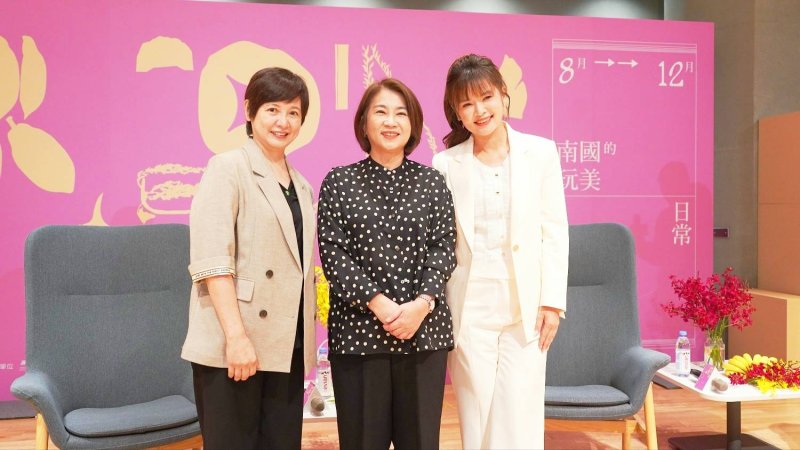 屏東縣長周春米與資深媒體人詹怡宜(左)、知名氣象主播王淑麗(右),共同「發現南國的玩美」 屏東縣長周春米與資深媒體人詹怡宜(左)、知名氣象主播王淑麗(右),共同「發現南國的玩美」