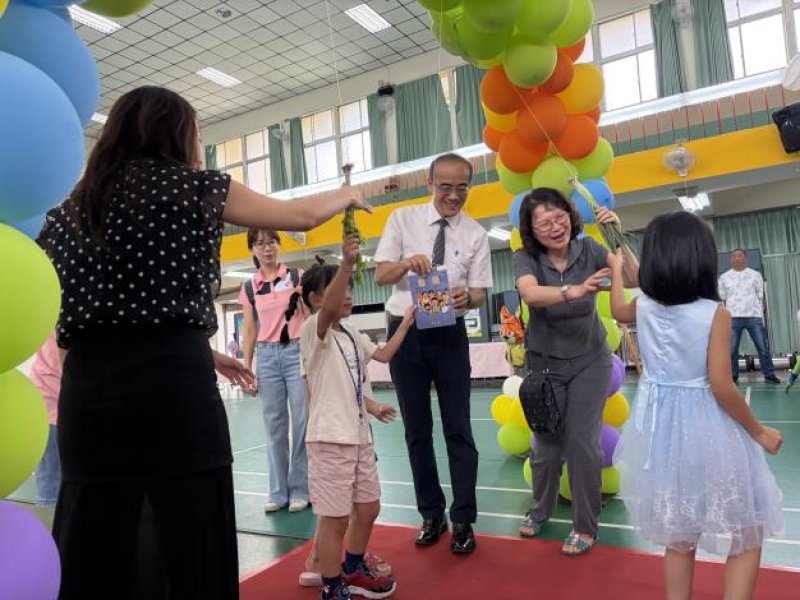南市家庭教育中心至鹽水國小贈入學祝福