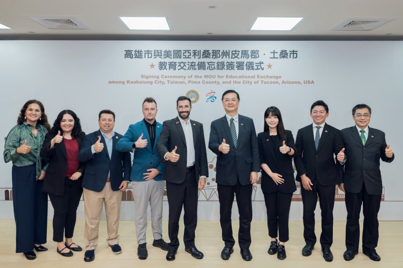 美國亞利桑那州皮馬郡監事會副主席Matt Heinz與高雄市羅達生副市長共同見證教育局與南亞利桑那科學與工程基金會(SARSEF)簽署教育交流備忘錄,台美教育合作拓展至科學領域 美國亞利桑那州皮馬郡監事會副主席Matt Heinz與高雄市羅達生副市長共同見證教育局與南亞利桑那科學與工程基金會(SARSEF)簽署教育交流備忘錄,台美教育合作拓展至科學領域