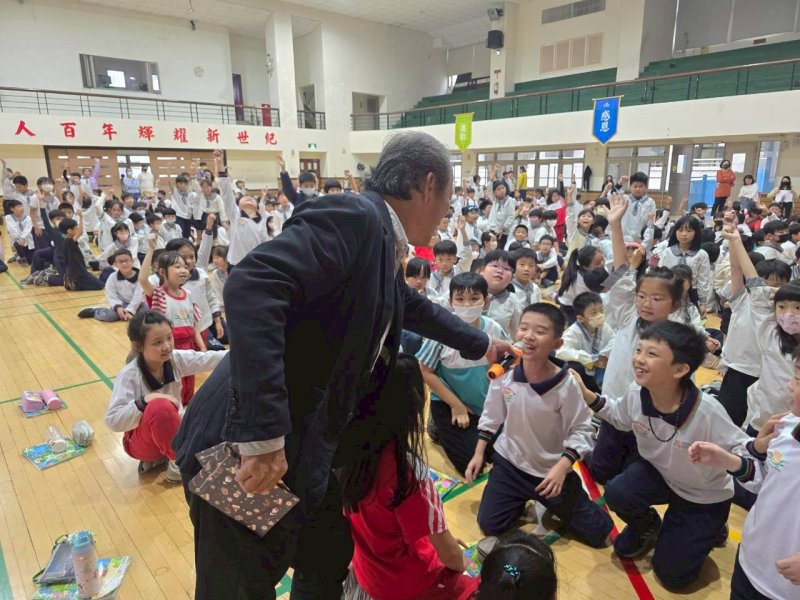 將施工過程與課程結合 讓孩子更深入了解公共工程 將施工過程與課程結合 讓孩子更深入了解公共工程