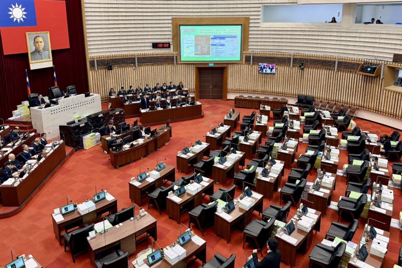 關於設置原住民專用活動場域,陳其邁表示高雄的大型祭典或活動場地,可供選擇的地點不多,包括衛武營、中正體育場、鳳山體育場及岡山大鵬九村附近的空地 關於設置原住民專用活動場域,陳其邁表示高雄的大型祭典或活動場地,可供選擇的地點不多,包括衛武營、中正體育場、鳳山體育場及岡山大鵬九村附近的空地