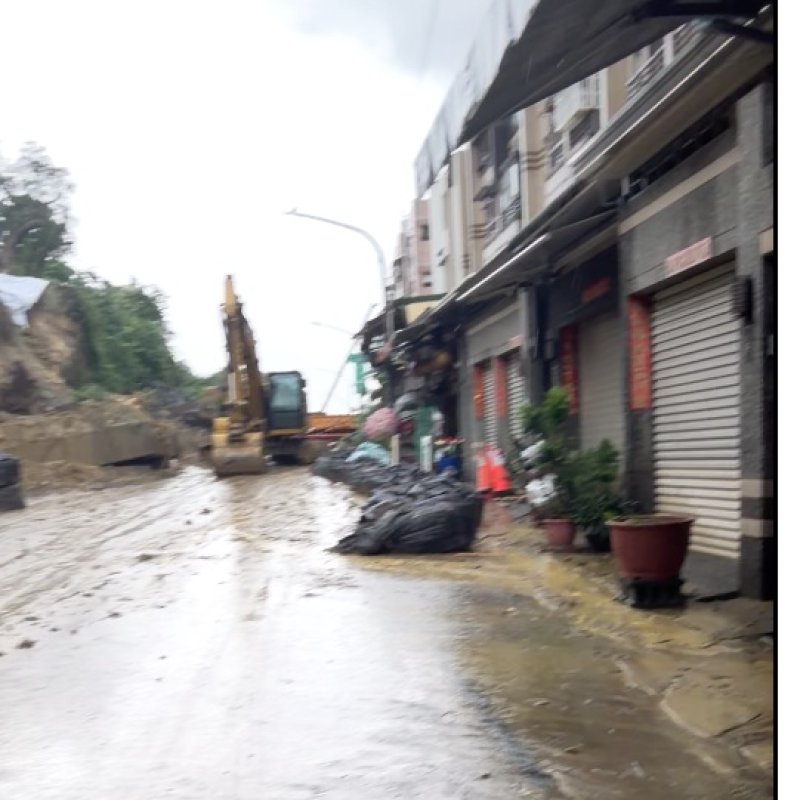 第一次崩塌處離民宅很近 市府以經預防性撤離居民 圖/ 劉子安攝 第一次崩塌處離民宅很近 市府以經預防性撤離居民 圖/ 劉子安攝