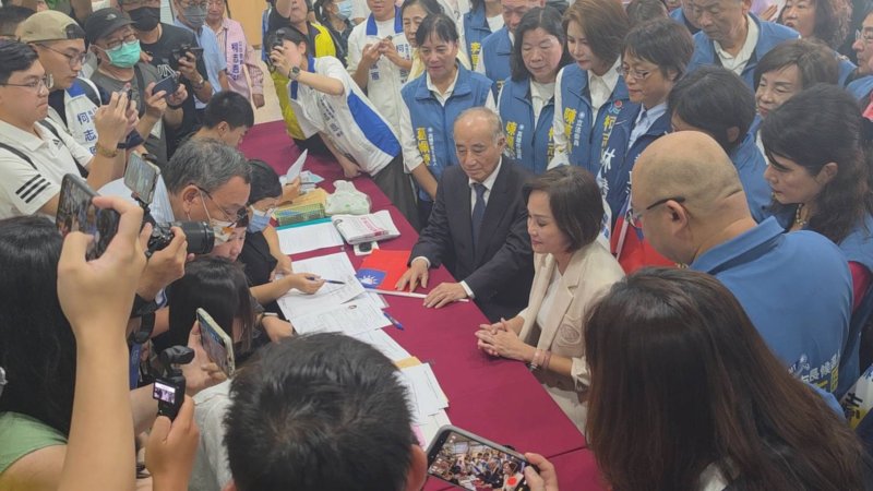 柯志恩由王金平陪同登記  圖 /柯志恩辦公室