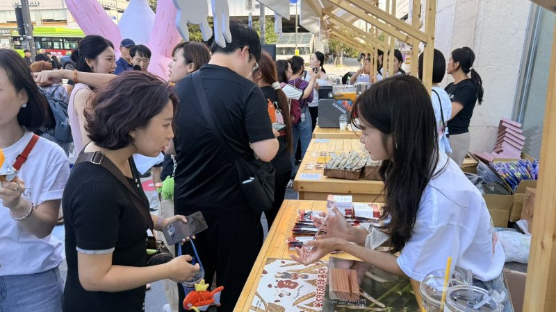 屏東觀光快閃活動現場規劃多項拍照打卡及互動任務，完成指定任務即可獲得屏東特色文創商品