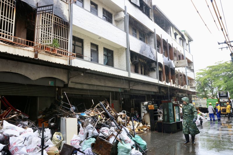 本次事故造成鄰近住戶及消防車輛受損，消防局將依法提起損害賠償訴訟